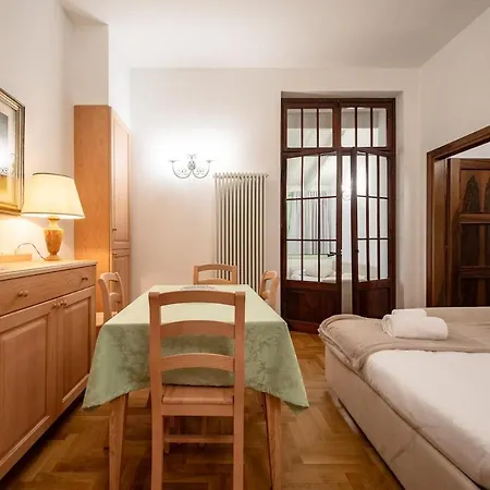 Mainard, Traviata Historic Appartement