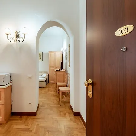 Mainard, Traviata Historic Appartement